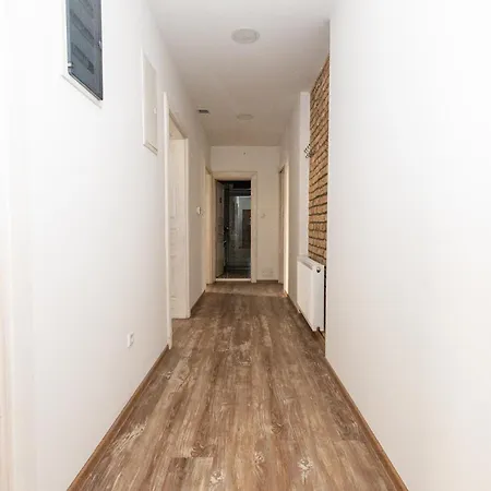 Spacious & Minimalistic In Downtown Apartman