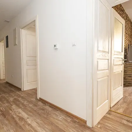 Spacious & Minimalistic In Downtown 公寓