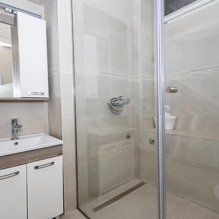 Spacious & Minimalistic In Downtown Apartman